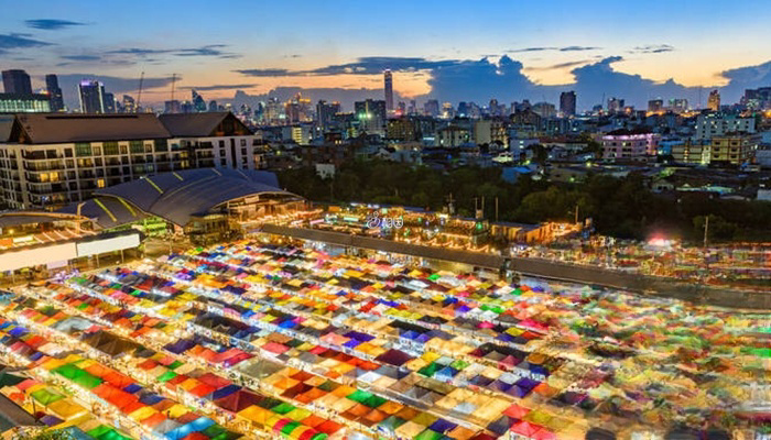 拉差达火车夜市