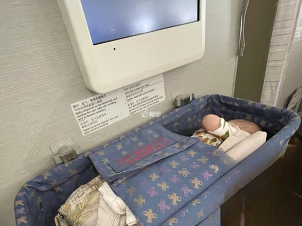 新生宝宝做飞机有婴儿摇篮