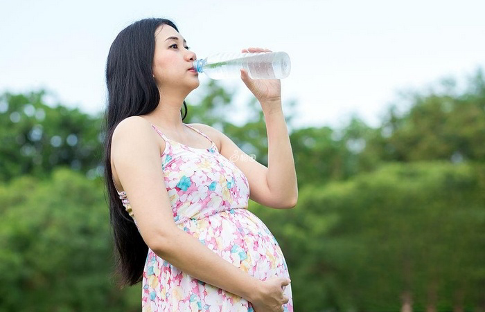 喝水可能导致孕检时尿液ph值变高呈碱性