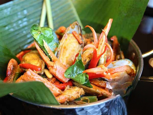 考察团享用了马来西亚特色美食