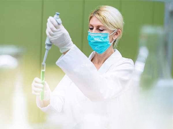 考察团参观生丰医院实验室