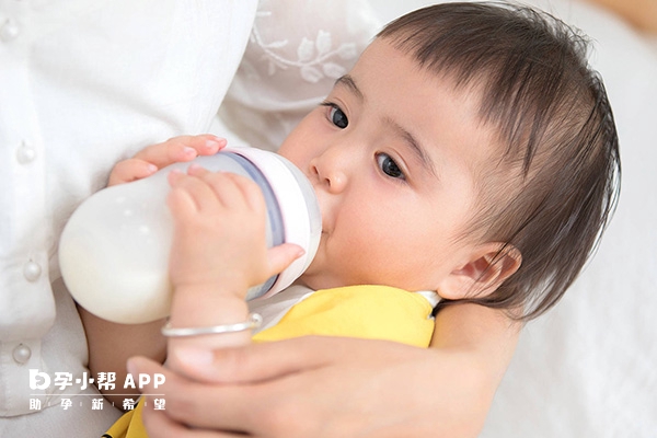 宝妈给新生儿喂奶要循序渐进